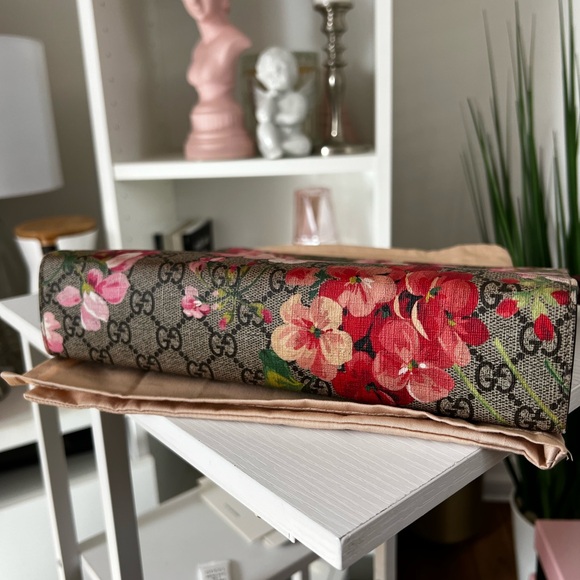 GUCCI GG SUPREME BLOOMS TOILETRY BAG/CLUTCH - Picture 5 of 15